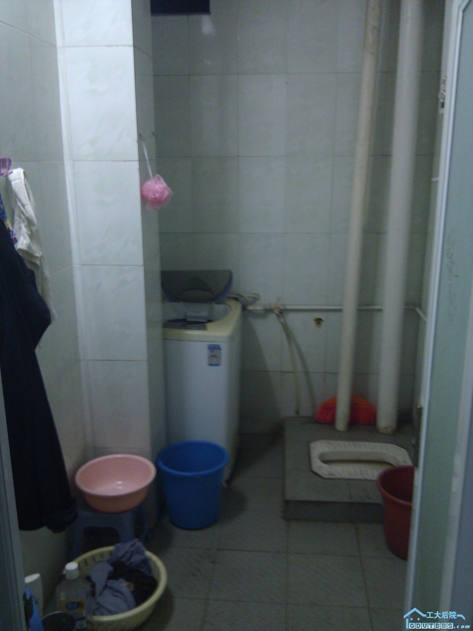 厕所。足够两个人一起洗澡