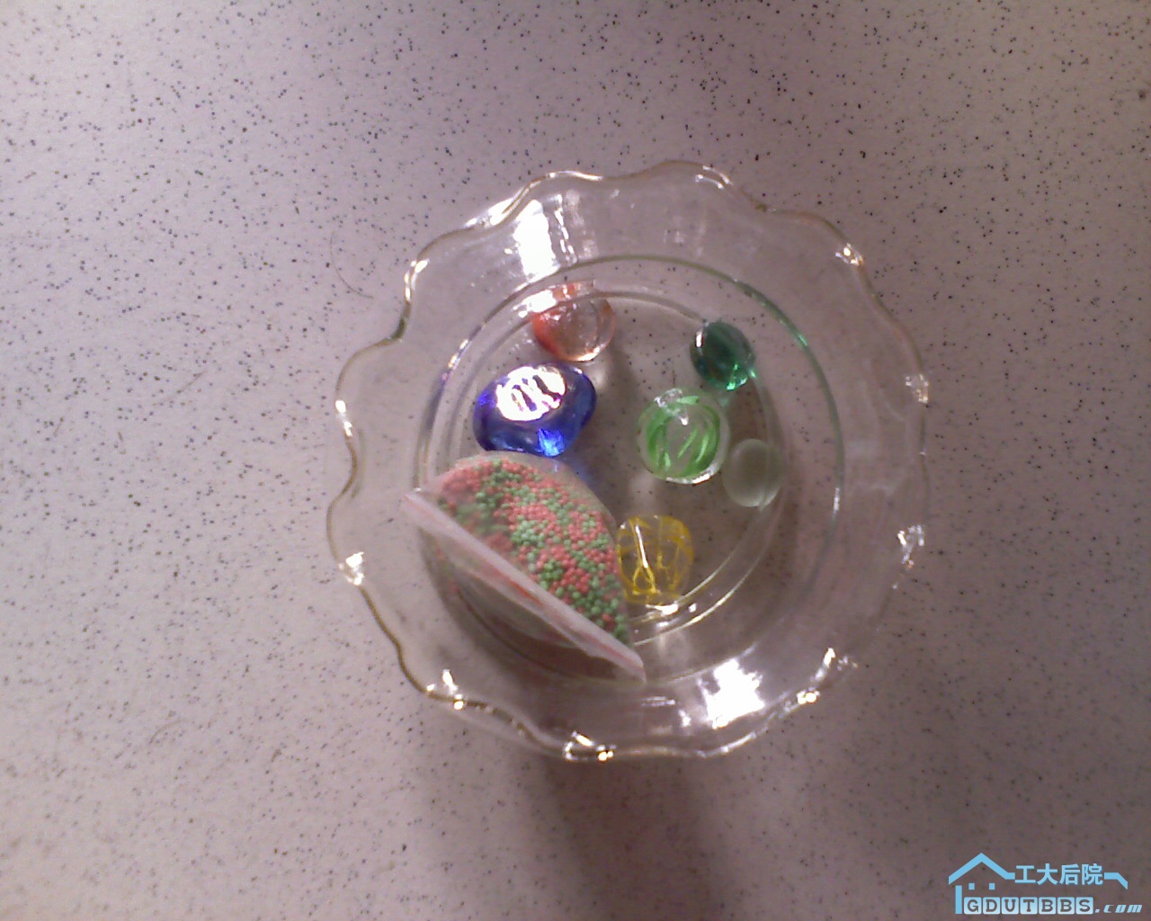 鱼缸和6块彩石一包鱼料一共5块（出）