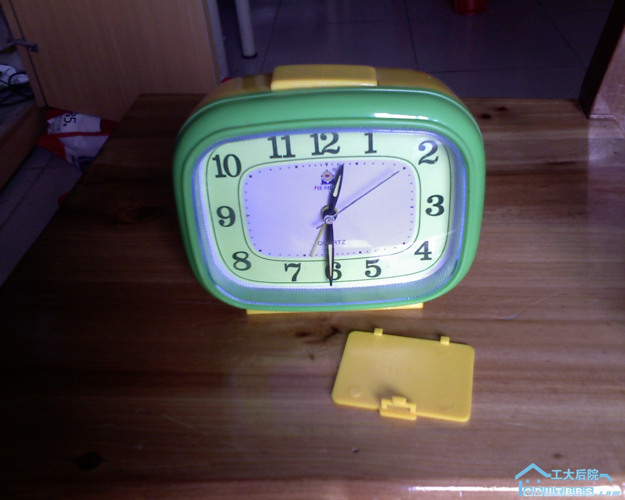 掉了个弹簧的闹钟3块