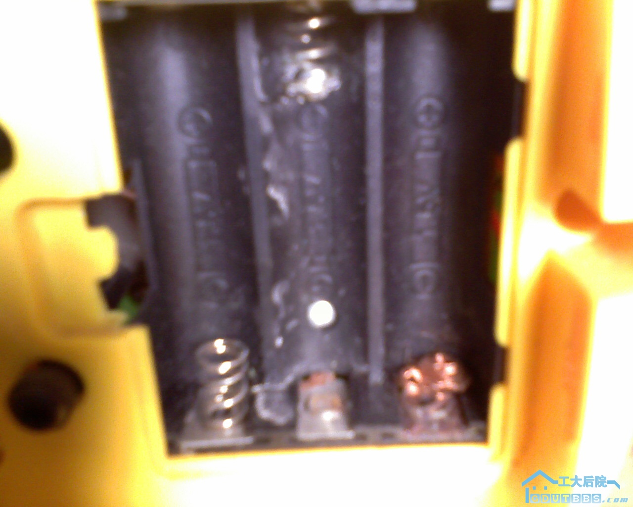 挺好的闹钟背后装电池的弹簧掉了个