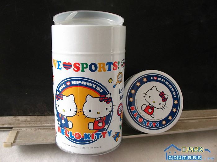 全新正版HELLO KITTY 茶叶罐，可当笔筒，也可存放小东西，质地非常坚硬。原价28元，现卖13元