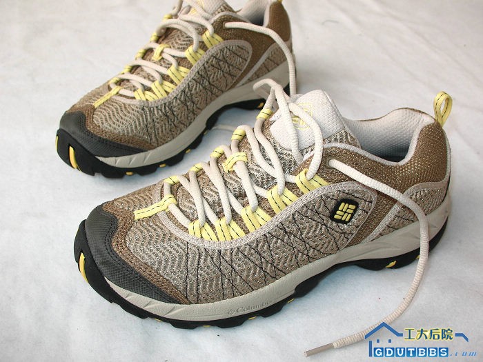 全新正版Columbia女装徒步鞋，38码（码数偏小，本人37码的脚穿上去也能穿，只是本来的鞋子还没坏，所以一直