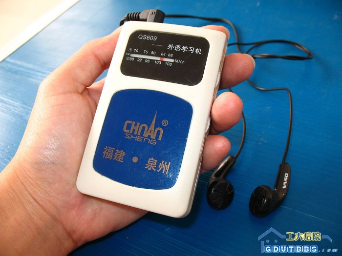 英语学习听力机，适合考试听力，本人毕业在即，所以也把它义卖了。现卖15元。