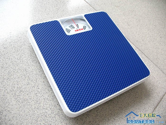 IKEA 体重称，买回来后一直放在柜里，所以不用担心它有划痕。原价49元，现卖25元