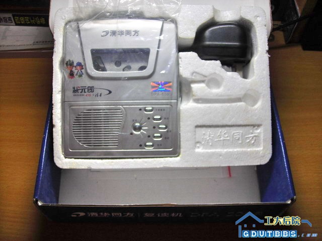 8：清华紫光复读机一台，没有怎么用过，20块。