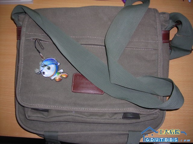 5：   8成新书包两个，8块一个。