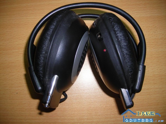 10： 耳机两个，8块一个。