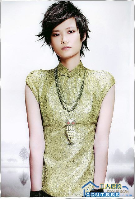  李宇春旗袍造型曝光。该造型是她为一个新创刊的杂志所拍摄，曝光后迅速在各论坛上流传。