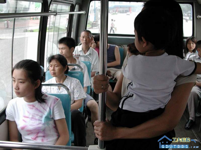 2.相信大家都有过类似的情况,你会怎么做呢?像她们吗?无动于衷?