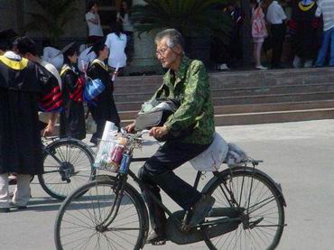 27.这个人曾经是电子科大的一个教授 说明：这个老人每天都在学校里穿行，他文革受到迫害，十分的惨。平反后