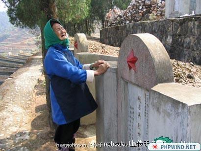 24.一位因为家境贫困没有路费，在多次向其乡政府请求路费无结果后，在儿子牺牲20年后才第一次攒够钱去陵园