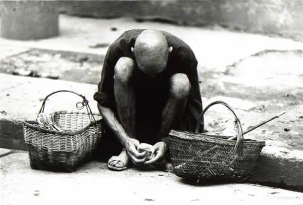 8.一位为了生存而`````的老爷爷