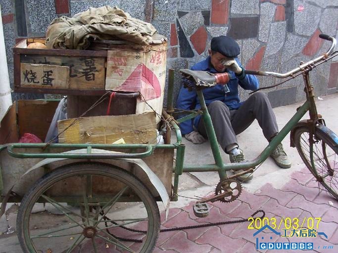 18.还有下面这位可怜的卖红薯的老人，在影响市容和他要活下去之间，我们应该如何选