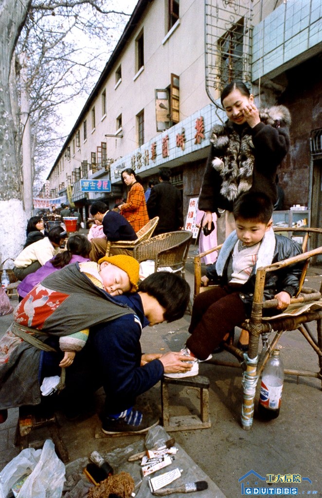 15.就是那张在网上广泛流传，引起了无数争议的照片。 我想，这张照片最大的现实意义不在于它揭示了 社会巨?