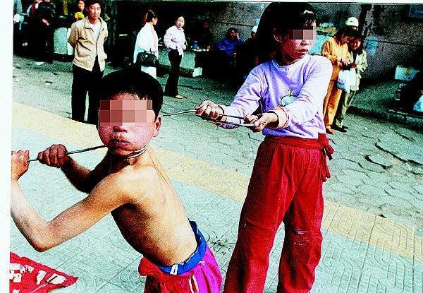 31.一对卖艺的姐弟：再收紧！！！暂时的窒息，只为一顿不太美味的早餐