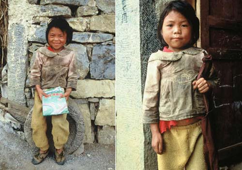 23.为了我给她照相,她特意借了个布书包其实她背的是个400克的奇强牌洗衣粉袋