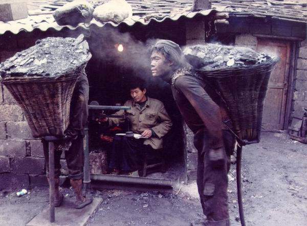 6.17岁的矿工,他一次背100多斤的煤走1000多米,一次一块钱