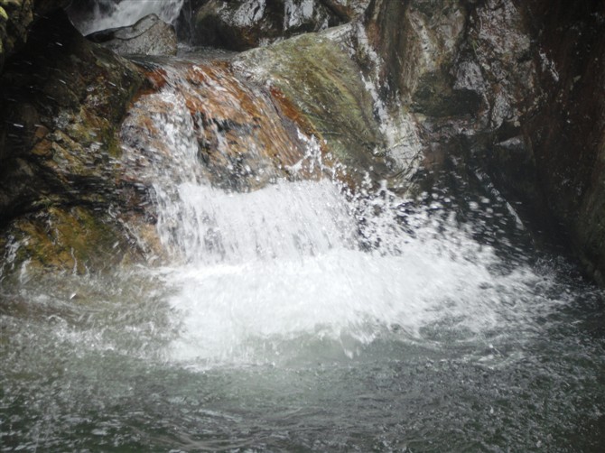 跳下来，溅起了水花